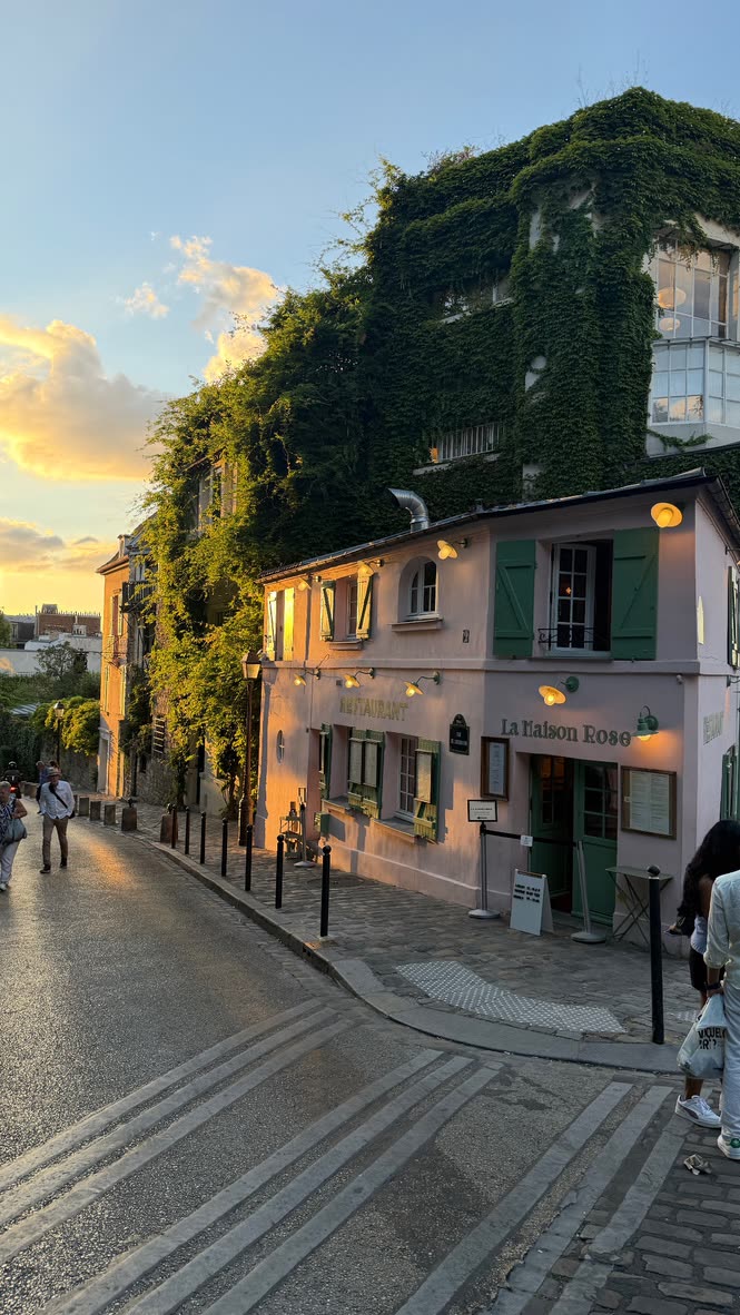 La Maison Rose, the pink-fronted restaurant on its Montmartre corner